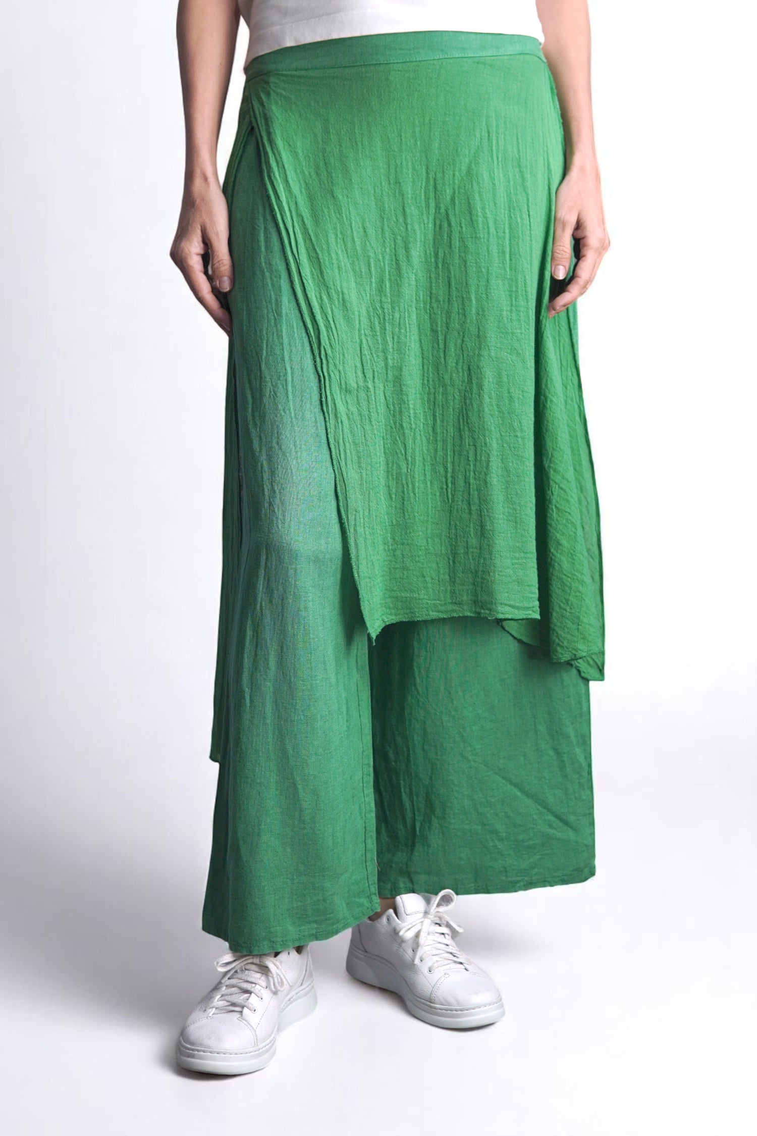 Pantaloni verzi vaporoși cu efect de fustă petrecută, din material texturat ușor.