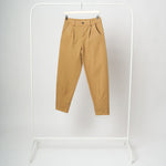 Pantaloni camel tip baggy, croială conică până la gleznă, din material structurat tip jeans.