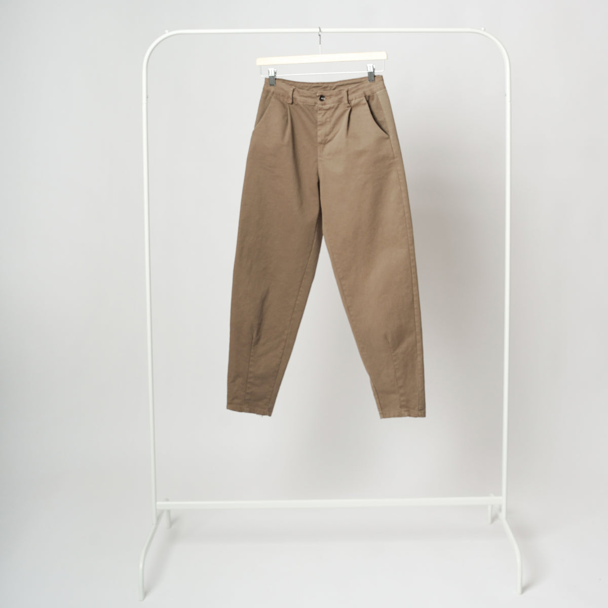 Pantaloni grej tip baggy, cu croială relaxată și cusătură verticală decorativă pe față.