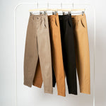 Toate cele patru culori disponibile ale pantalonilor tip baggy: grej, cărămiziu, negru și camel.

