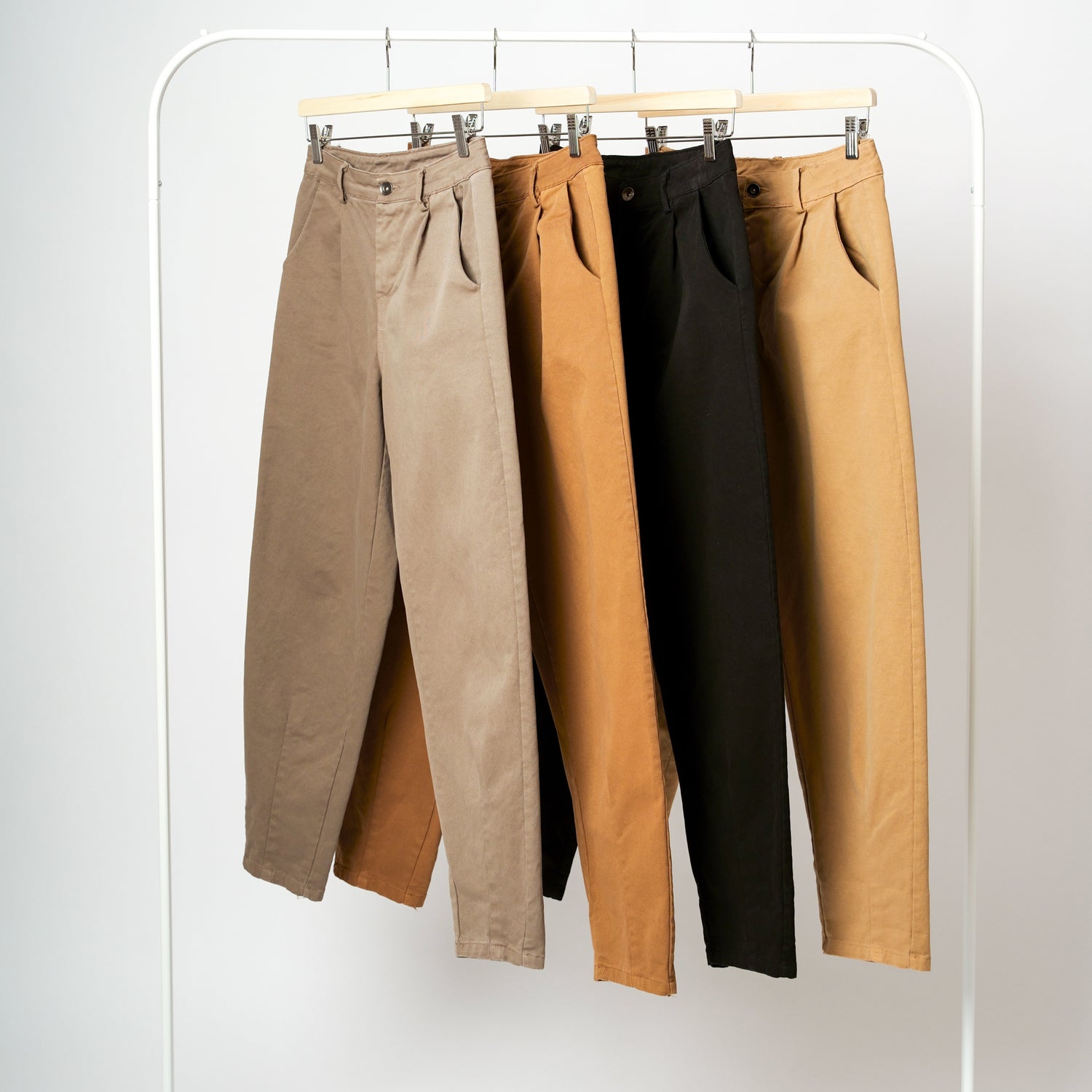 Toate cele patru culori disponibile ale pantalonilor tip baggy: grej, cărămiziu, negru și camel.

