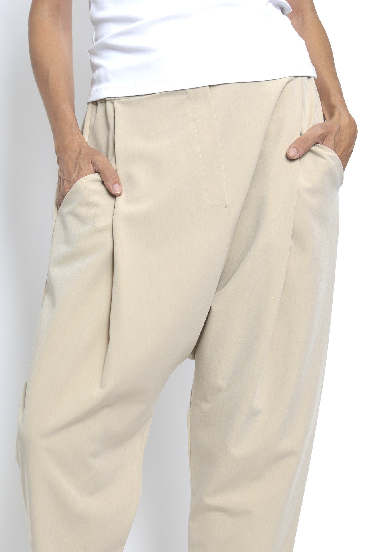 Pantaloni barrel din material ușor, lejeri, cu croială conică și betelie elastică