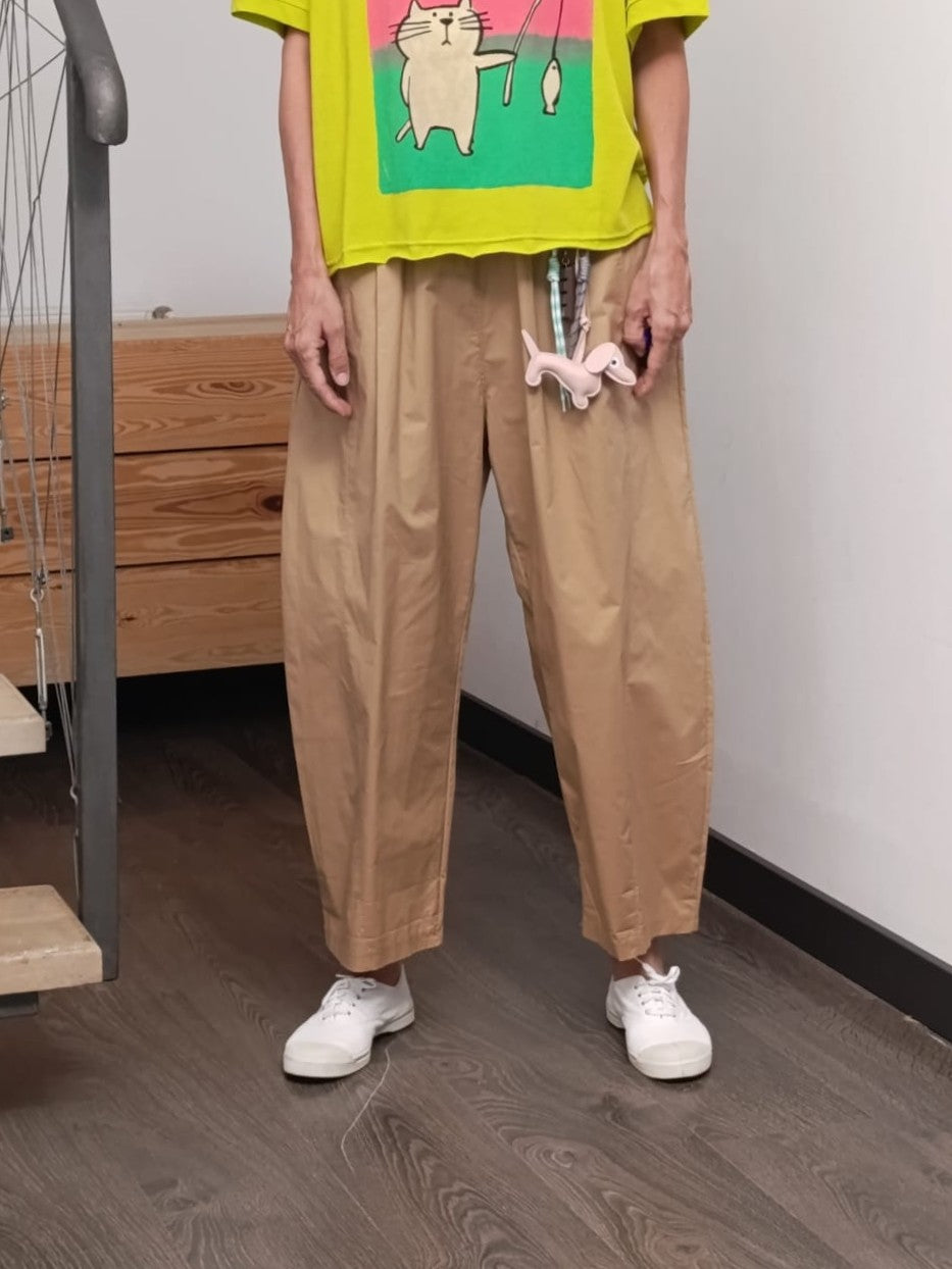 Pantaloni barrel bej lejer, purtați cu tricou galben cu imprimeu pisică