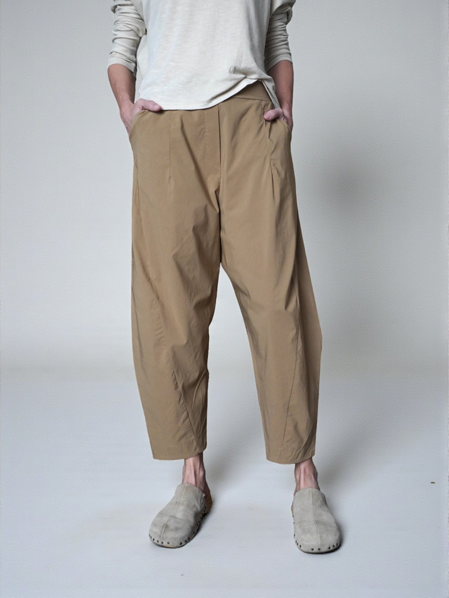 Pantaloni barrel bej din viscoză, cu manșete rulate și buzunare laterale — All Above Boutique.