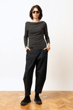 Pantaloni damă tip barrel Bleumarin, talie elastică și croială lejeră, model purtat din față.
