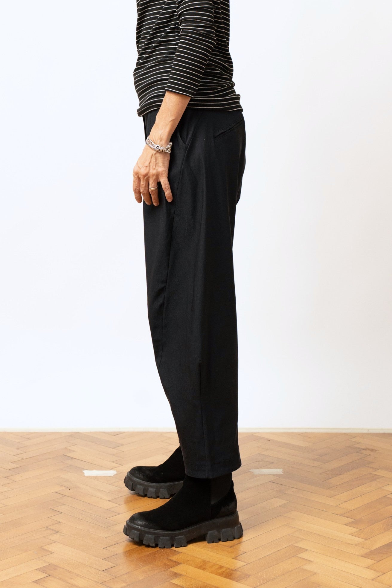 Pantaloni damă barrel Bleumarin, talie elastică și croială relaxată, model prezentați din lateral.