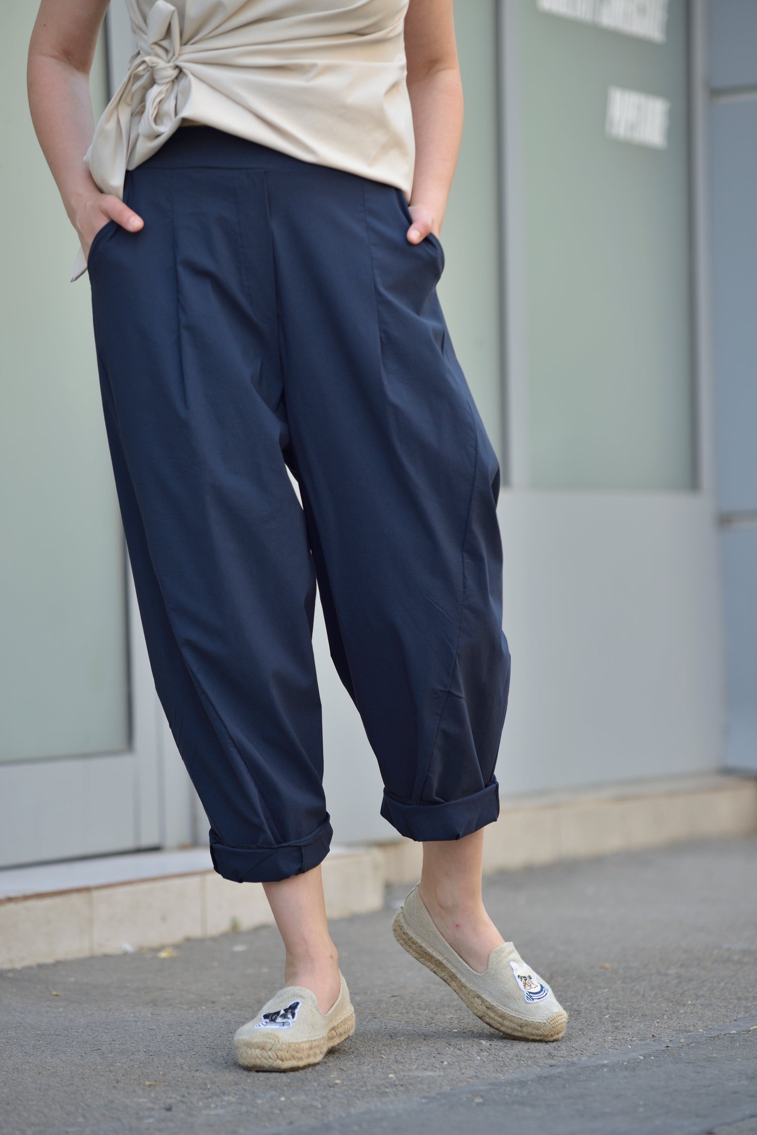 Pantaloni barrel bleumarin, croială lejeră și betelie lată, văzuți din față
