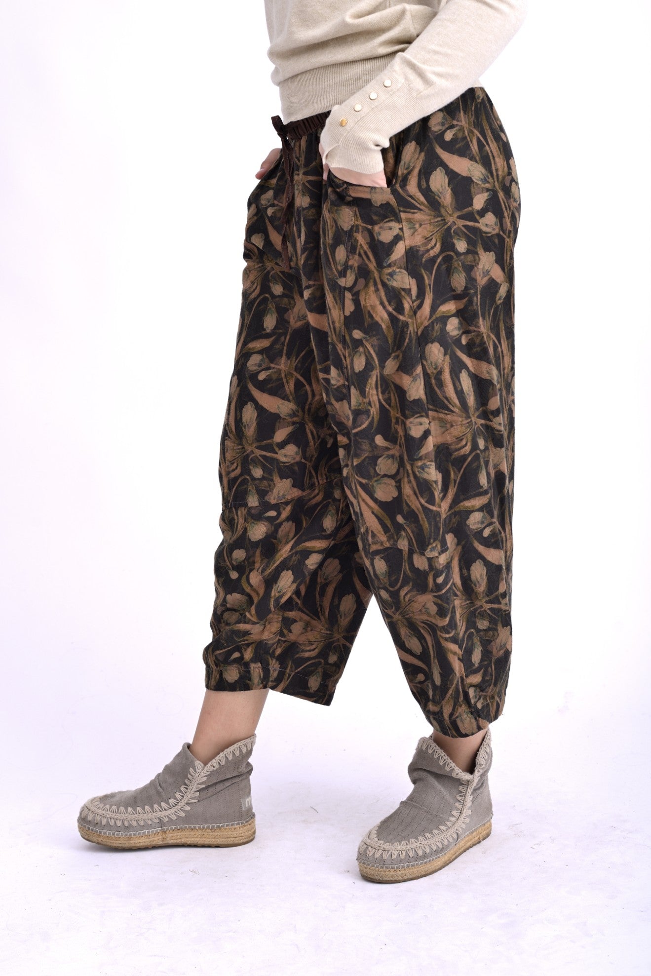 Detaliu lateral al pantalonilor din bumbac cu talie elastică și croială confortabilă.