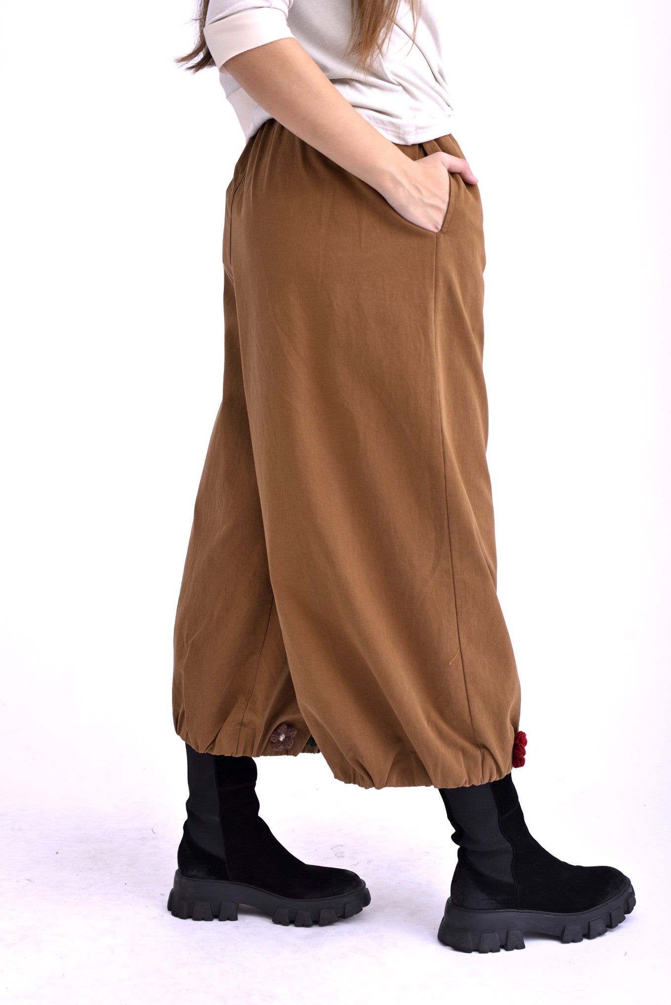 Detaliu talie elastică a pantalonilor barrel din bumbac maro.