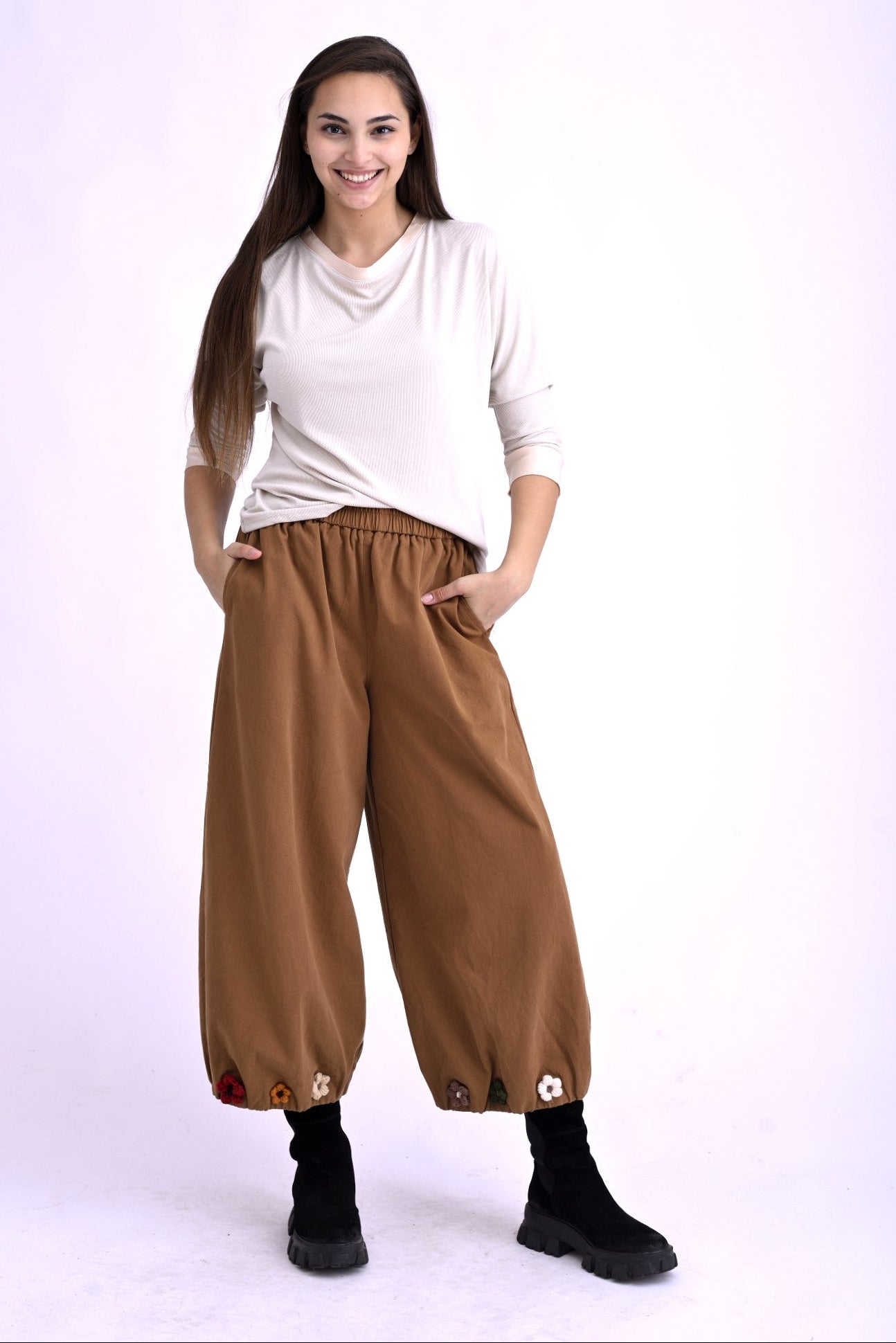 Pantaloni barrel din bumbac maro, croială largă, talie elastică, vedere din față pe model.