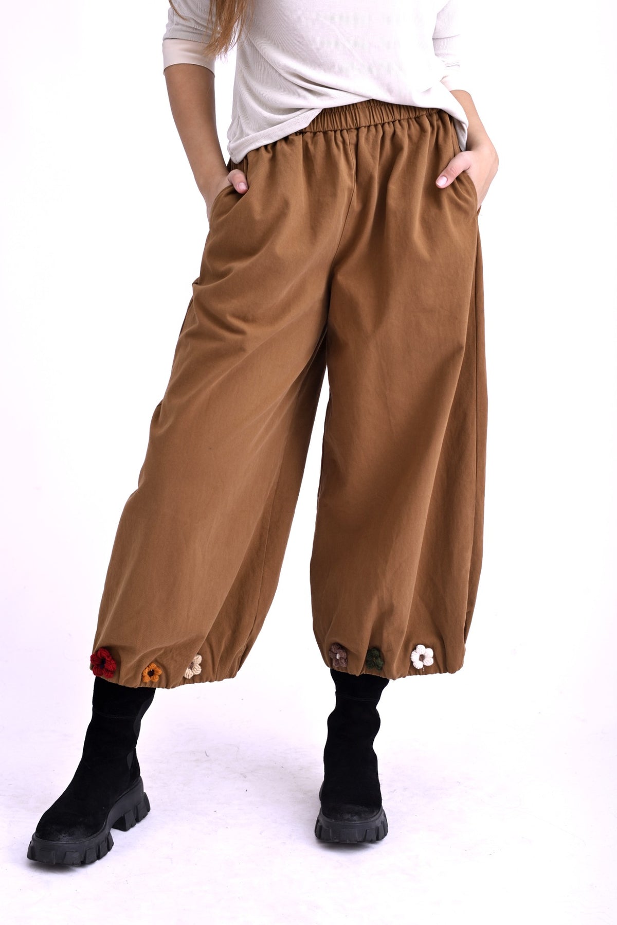 Pantaloni barrel din bumbac maro, croi lejer cu volum pe șolduri, vedere laterală.