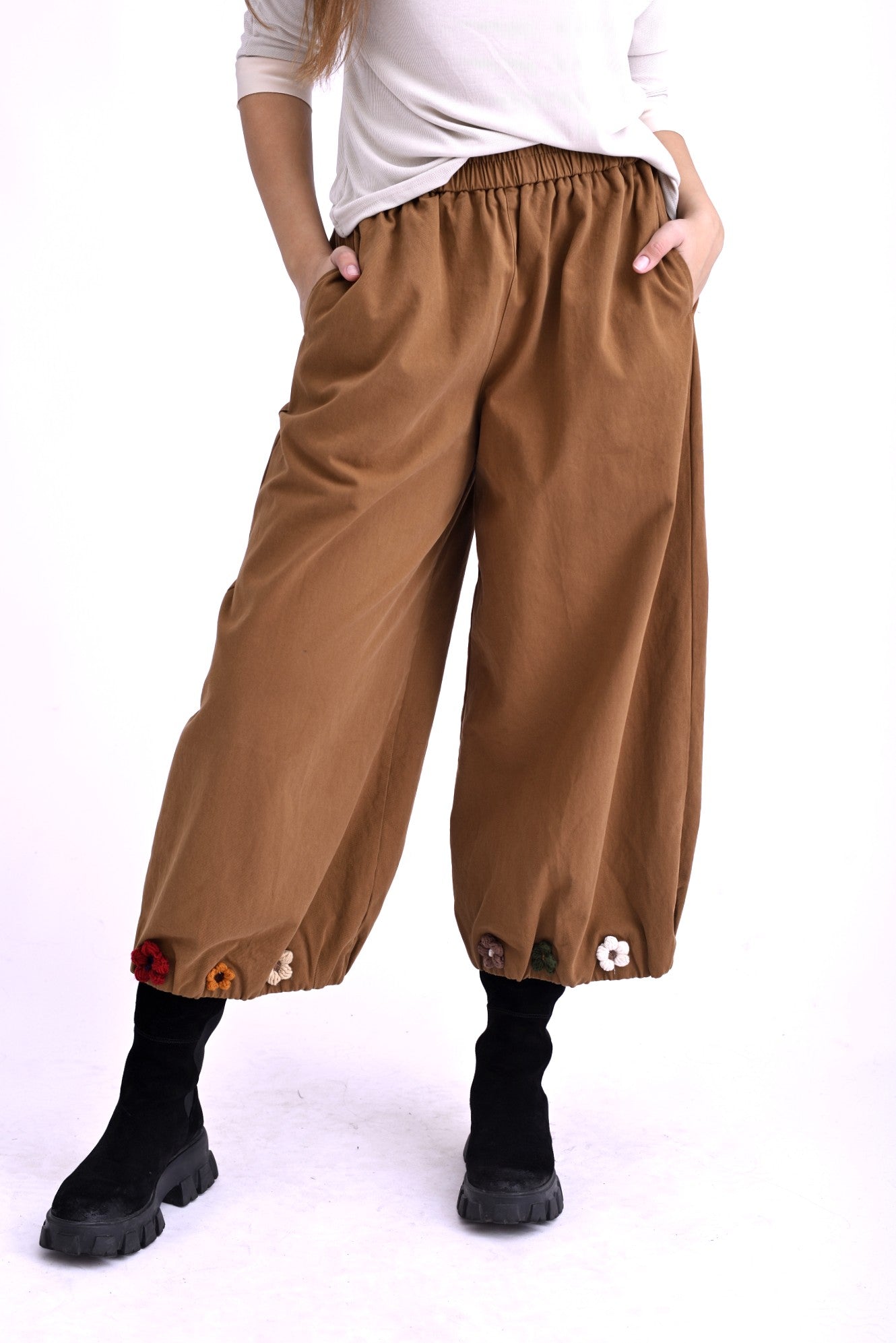 Pantaloni barrel din bumbac maro, croi lejer cu volum pe șolduri, vedere laterală.