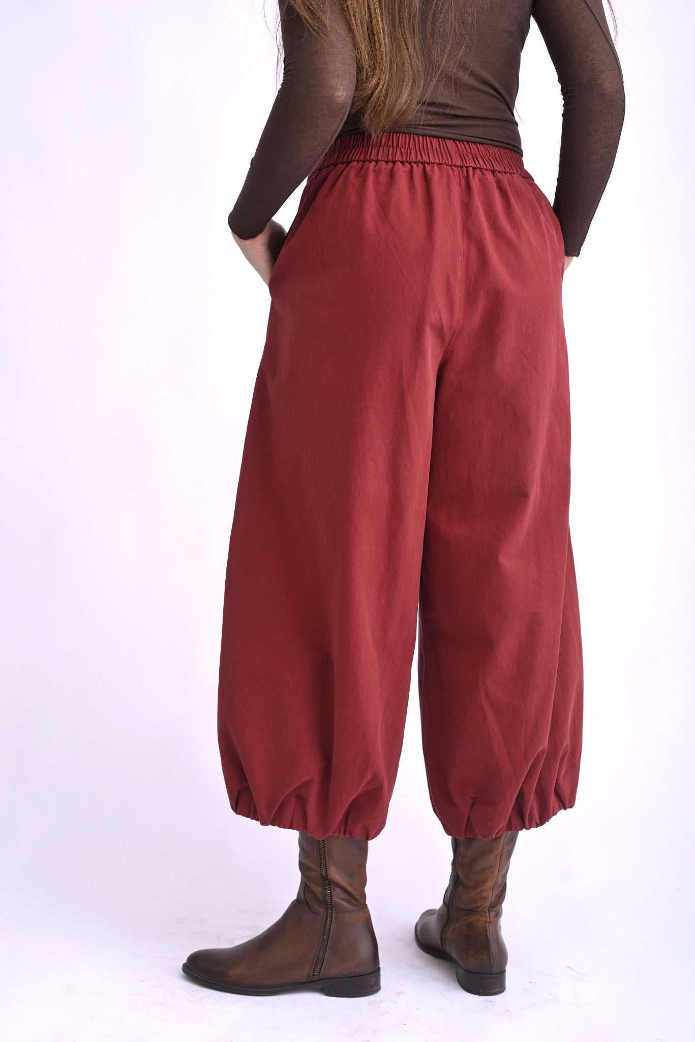 Pantaloni barrel din bumbac rosu, talie elastică, vedere din spate pe model.