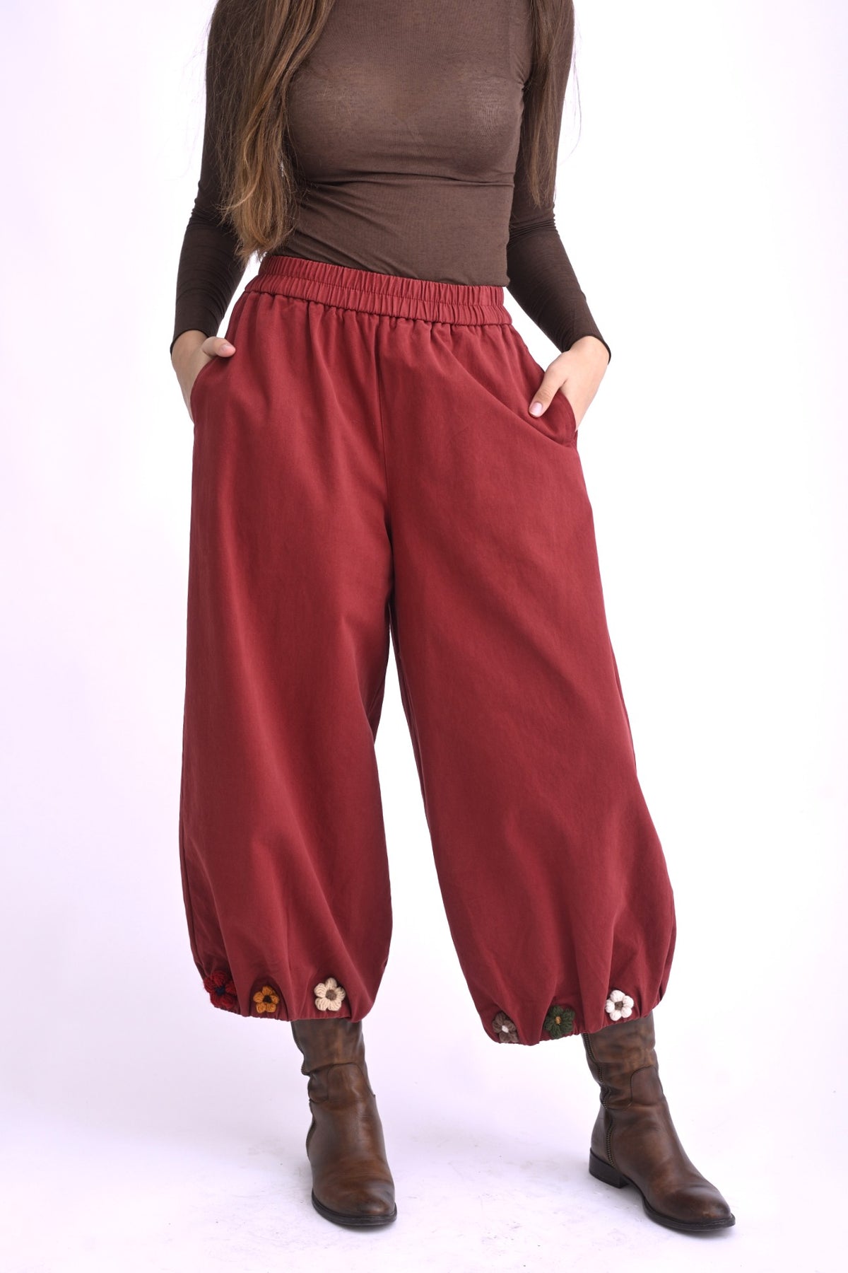 Pantaloni barrel din bumbac rosu, talie elastică, vedere din spate pe model.