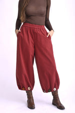 Pantaloni barrel din bumbac rosu, talie elastică, vedere din spate pe model.