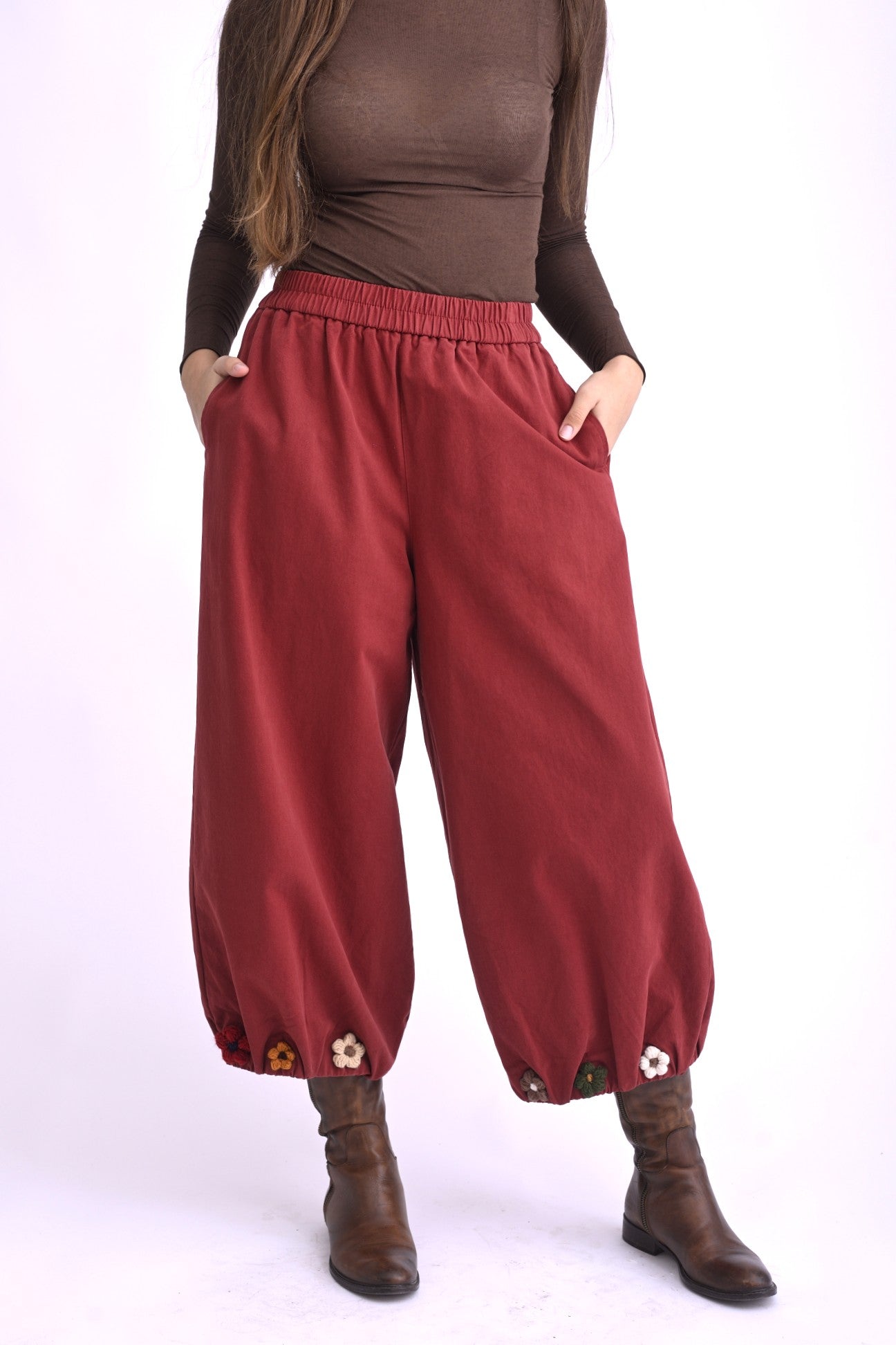 Pantaloni barrel din bumbac rosu, talie elastică, vedere din spate pe model.