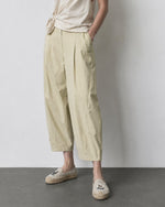 Pantaloni barrel crem din viscoză, cu talie elastică și croială lejeră — All Above Boutique.