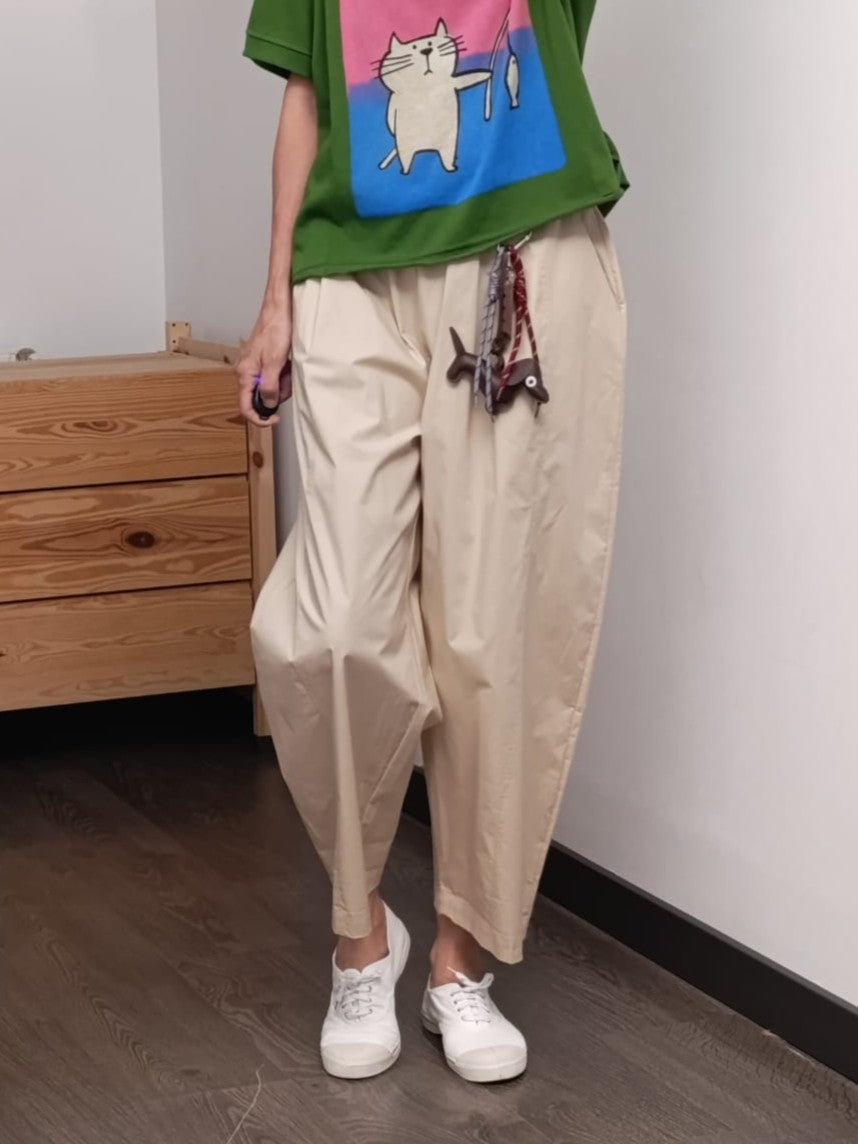 Pantaloni crem tip barrel, cu croială lejeră și breloc decorativ