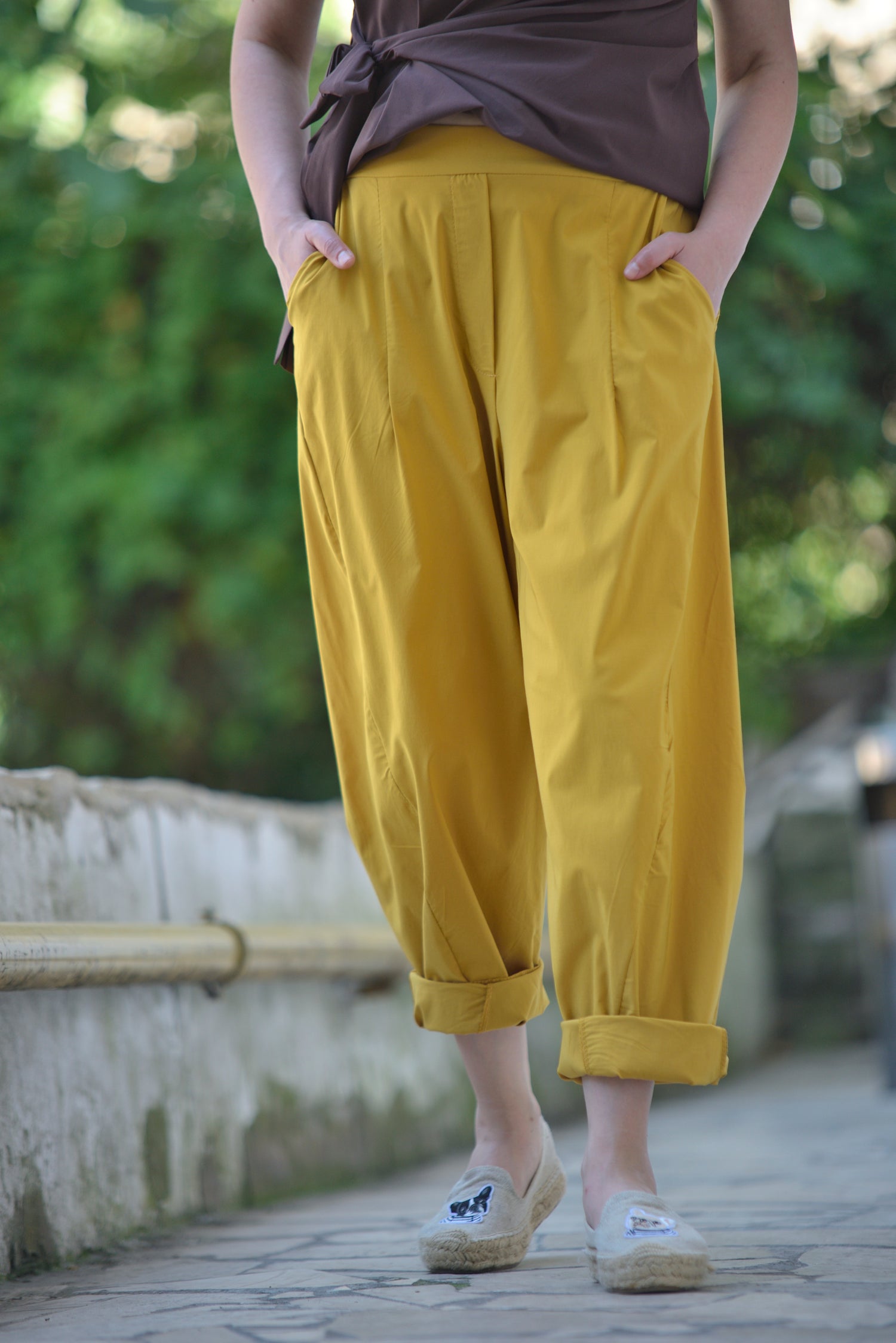Pantaloni barrel galbeni, lungime până la gleznă, stil relaxat și casual