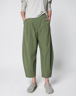 Pantaloni barrel verde army din viscoză, cu talie elastică și croială lejeră — All Above Boutique.
