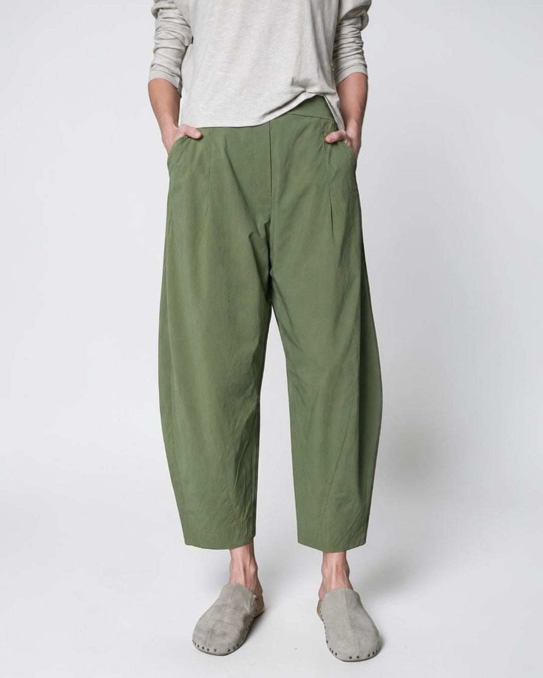Pantaloni barrel verde army din viscoză, cu talie elastică și croială lejeră — All Above Boutique.