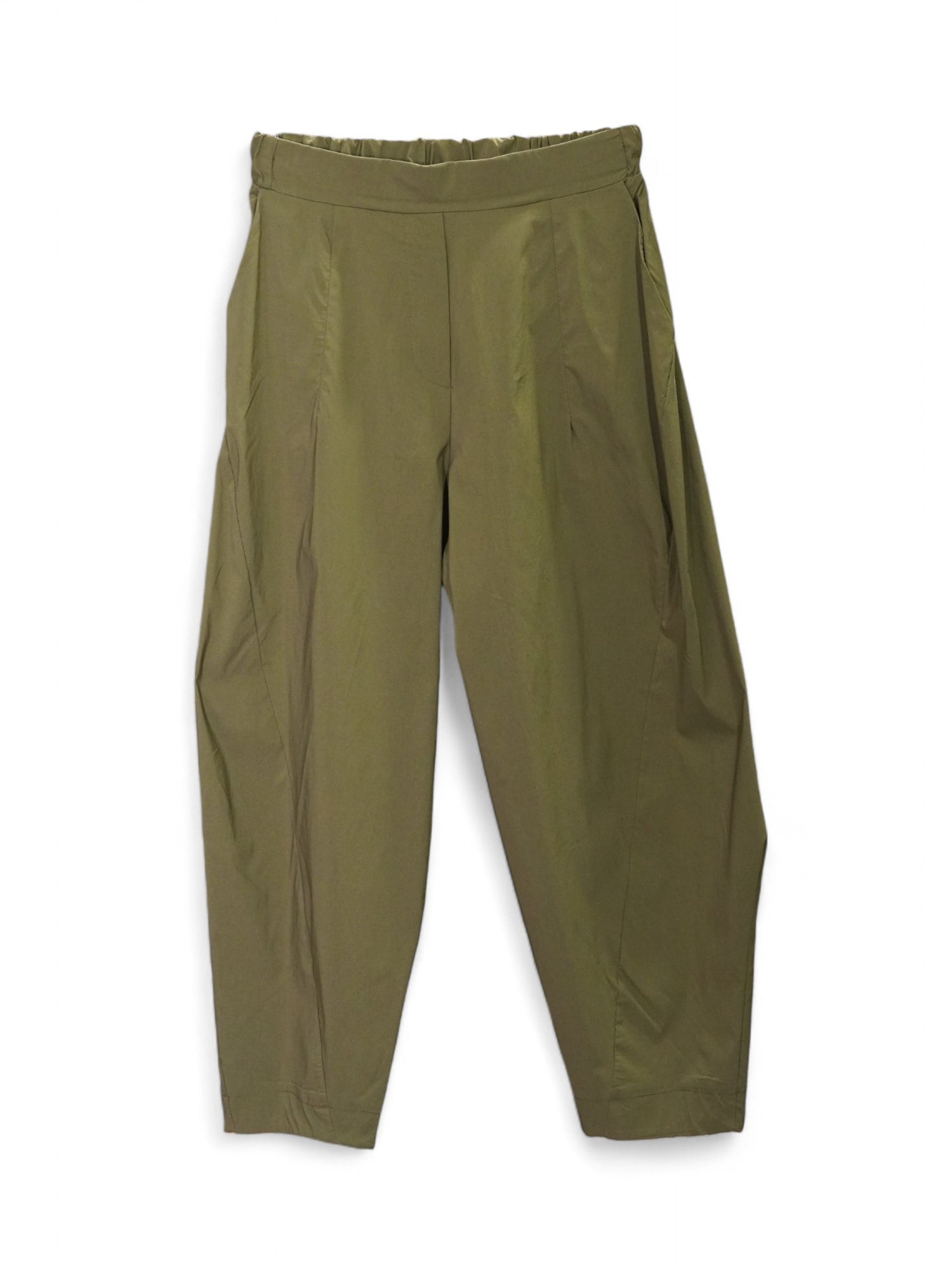 Pantaloni damă tip barrel, în nuanță kaki, cu talie elastică și buzunare laterale, confecționați din material ușor.