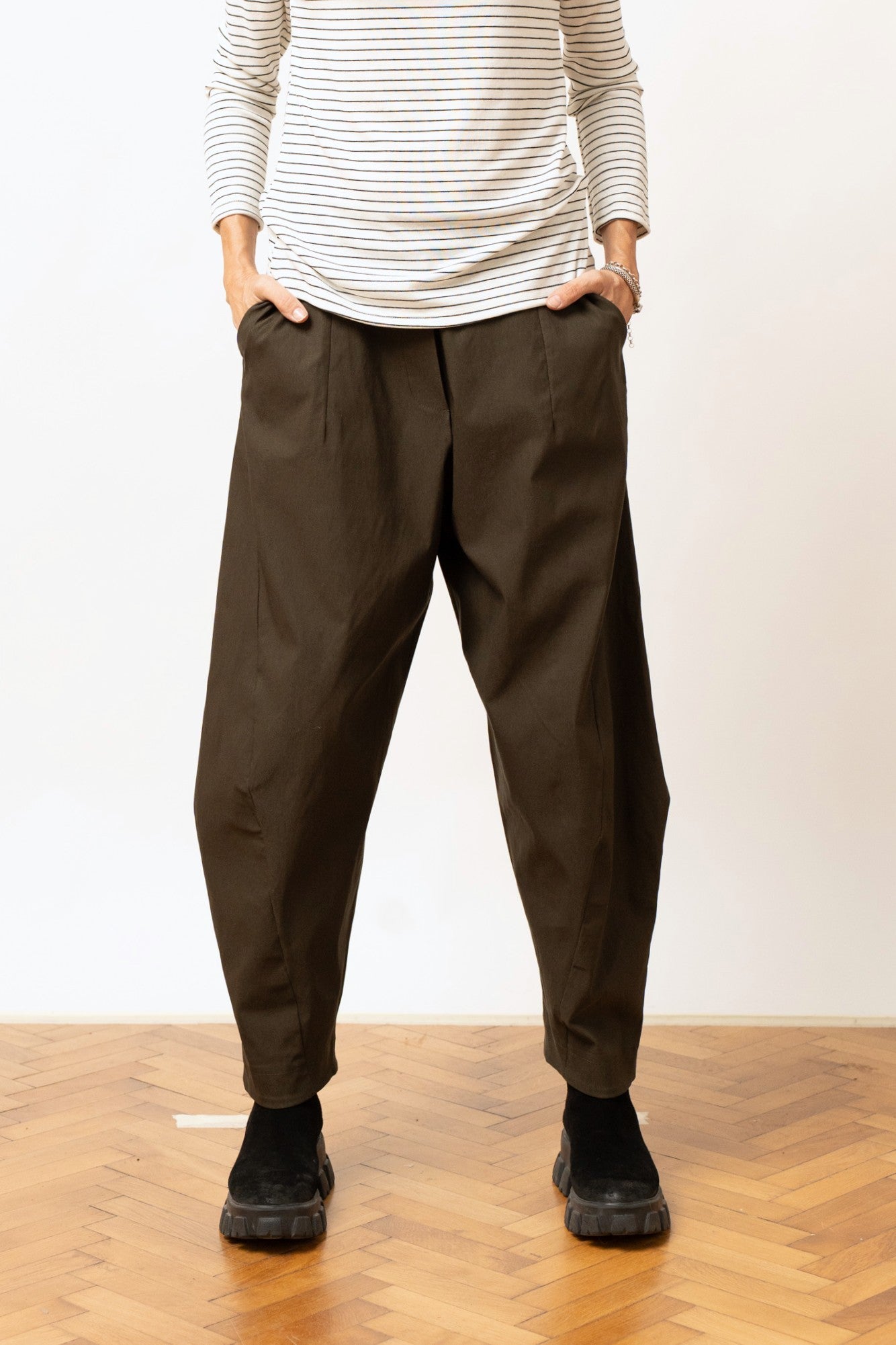 Pantaloni damă barrel kaki, croială confortabilă și talie elastică, surprinși din față.