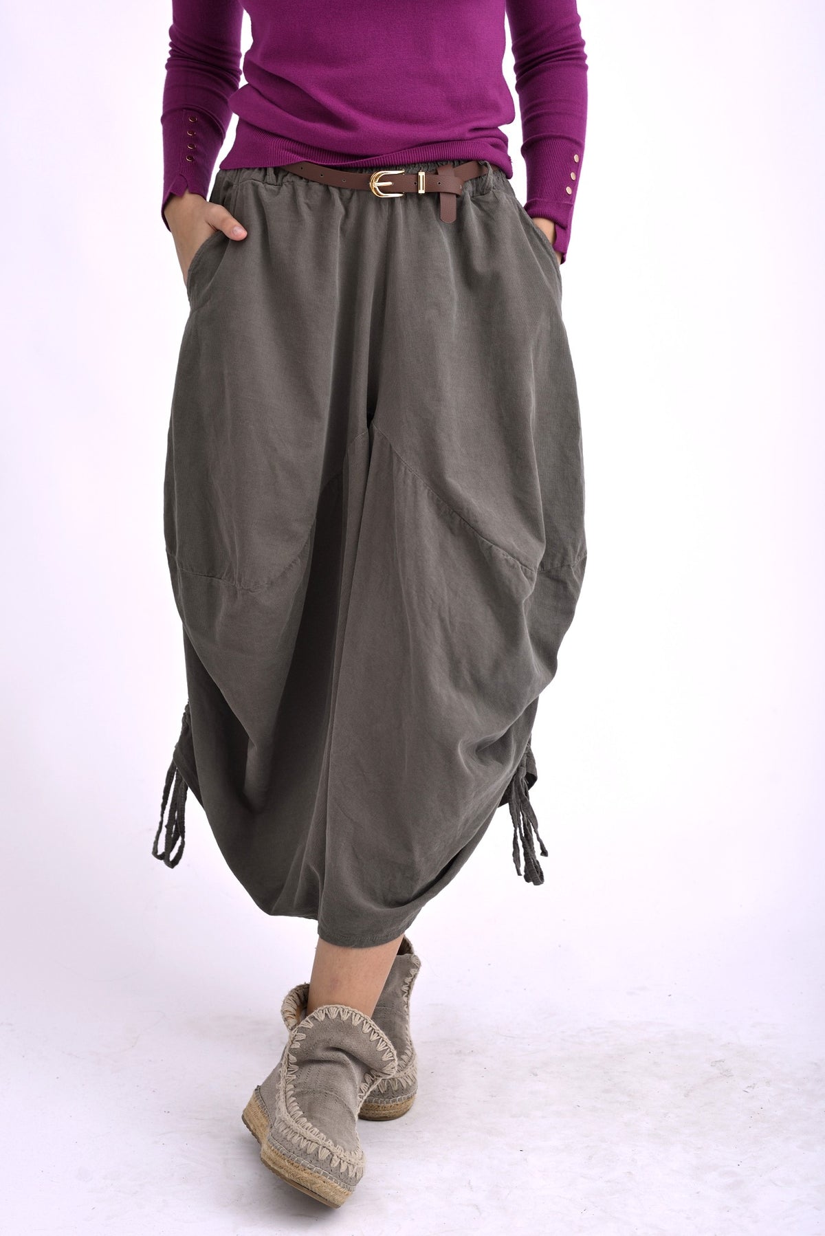 Pantaloni barrel grej, cu croială largă, șnur lateral reglabil și buzunare, prezentați din față pe model.