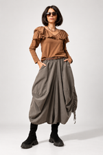 Pantaloni șalvari grej din catifea reiata, cu croială largă, șnur lateral reglabil și buzunare, prezentați din față pe model. All Above Boutique.