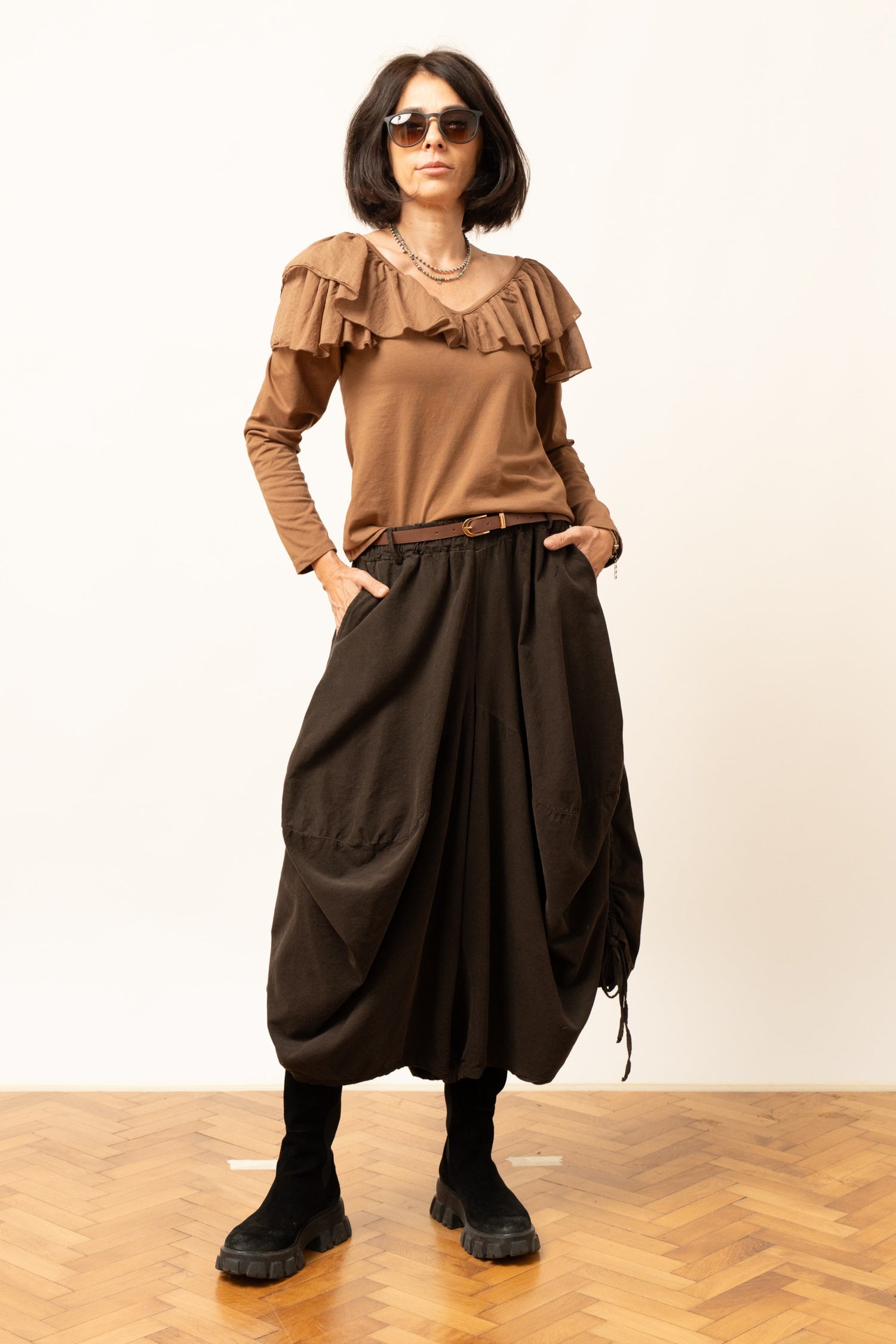 Pantaloni barrel maro, cu croială largă, șnur lateral reglabil și buzunare, prezentați din față pe model.