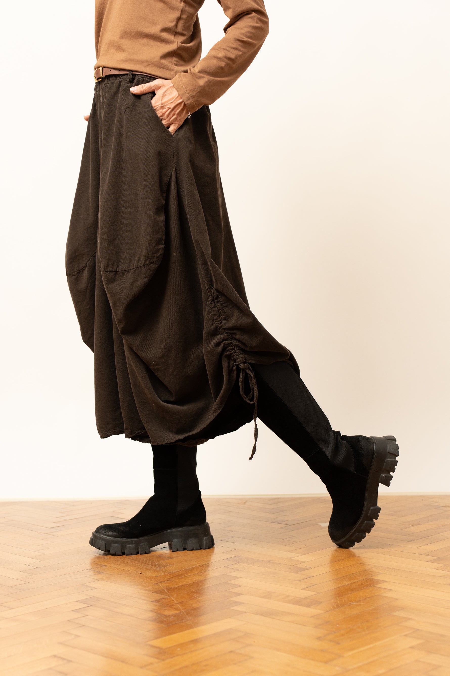 Pantaloni barrel maro, cu șnur lateral și croială lejeră, prezentați din lateral pe model.