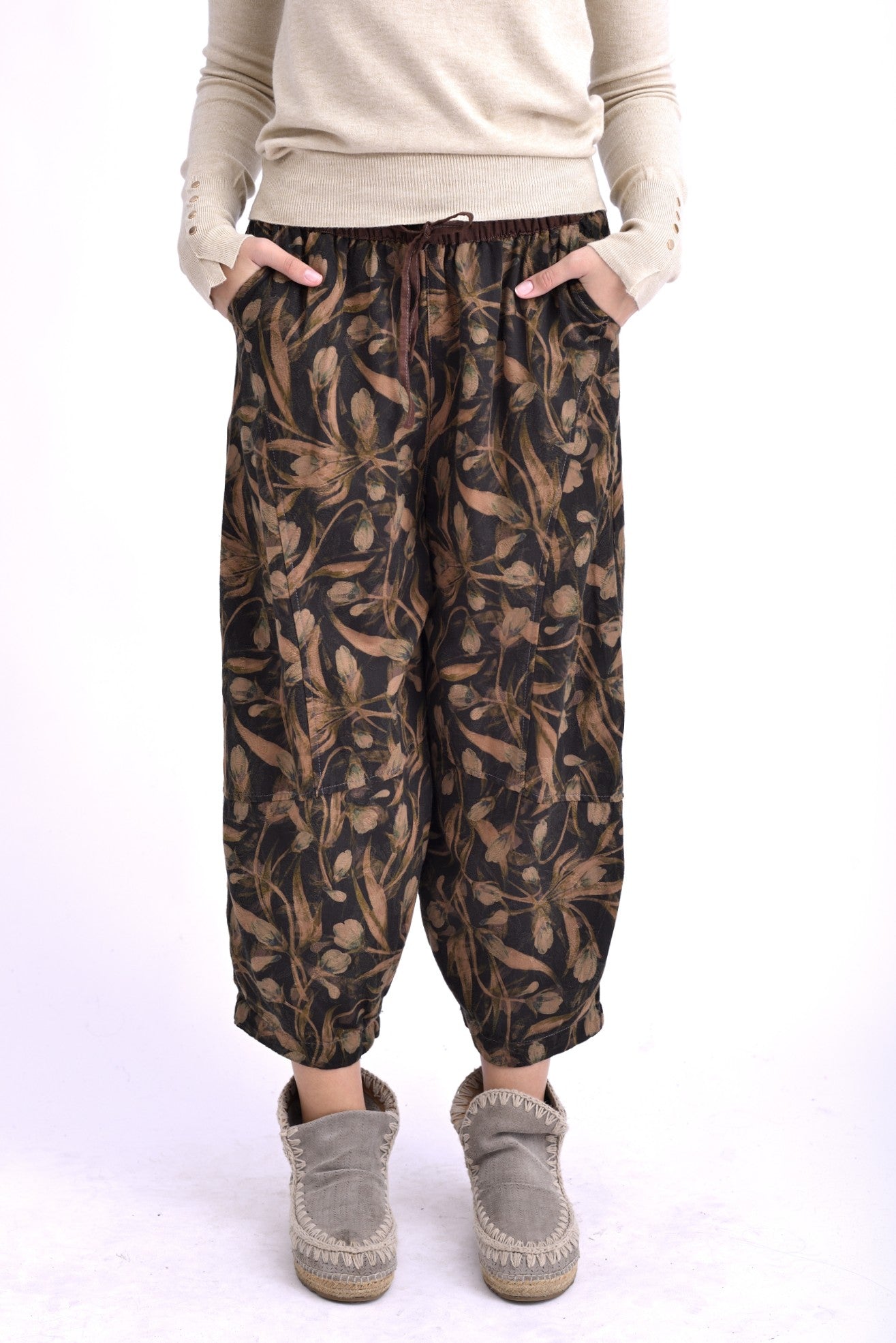 Pantaloni din bumbac cu croială barrel lejeră, talie elastică și imprimeu floral pe fond închis.