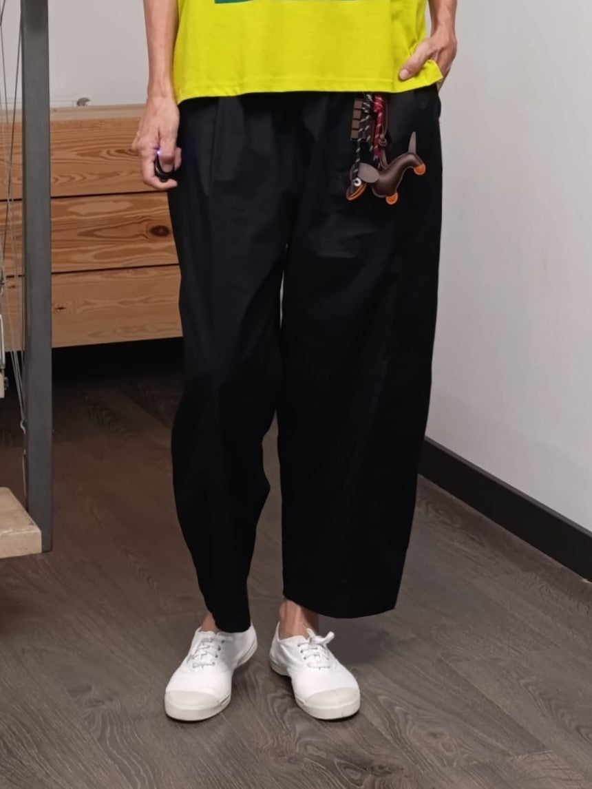 Detaliu talie pantalon barrel negru din bumbac, accesorizat cu breloc