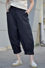Pantaloni barrel negru cu manșete rulate și buzunare laterale