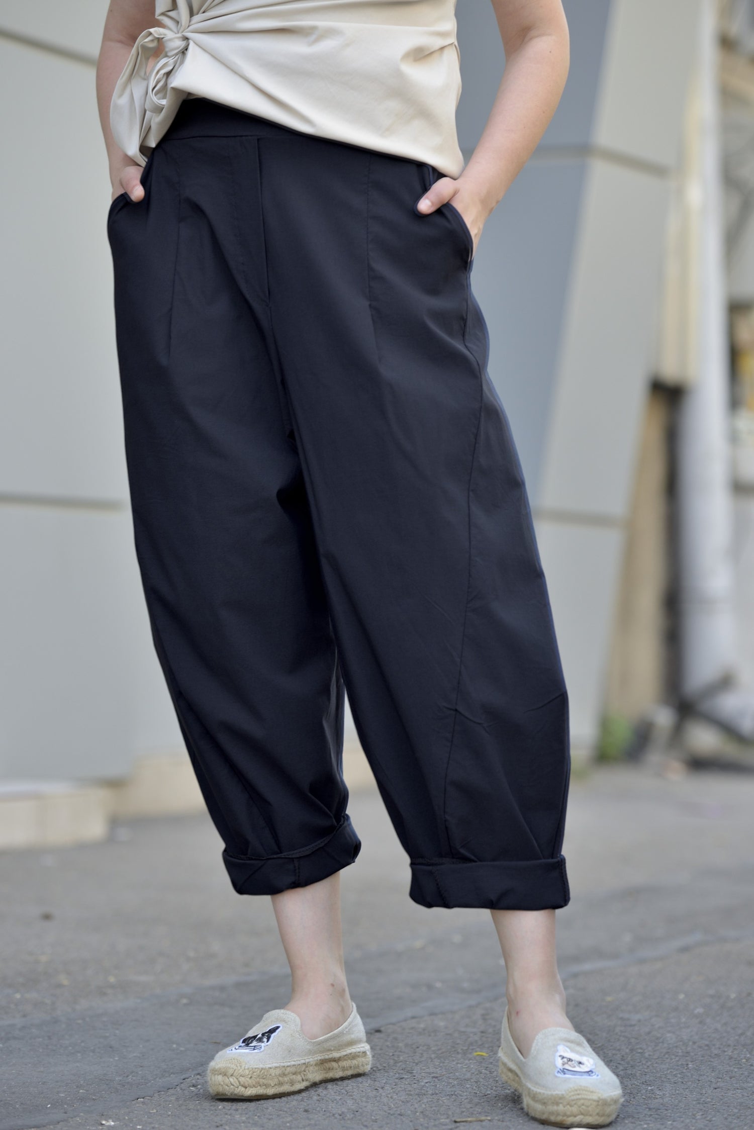 Pantaloni barrel negru cu manșete rulate și buzunare laterale