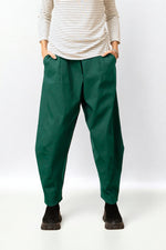 Pantaloni damă barrel verde inchis, croială confortabilă și talie elastică, surprinși din față.