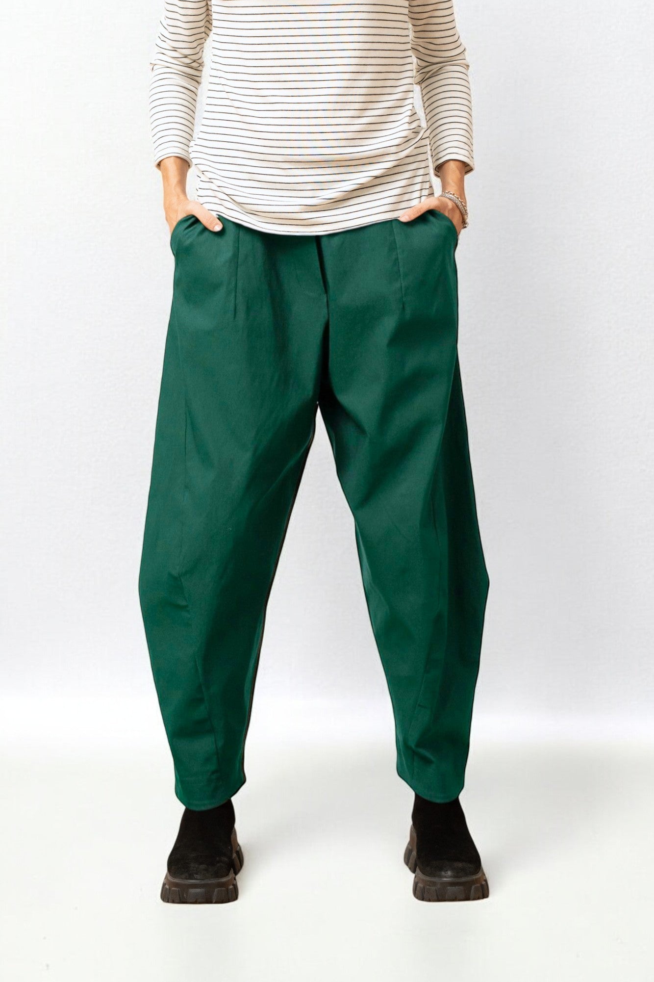Pantaloni damă barrel verde inchis, croială confortabilă și talie elastică, surprinși din față.