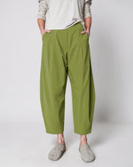 Pantaloni barrel verde olive din viscoză, cu talie elastică și croială lejeră — All Above Boutique.