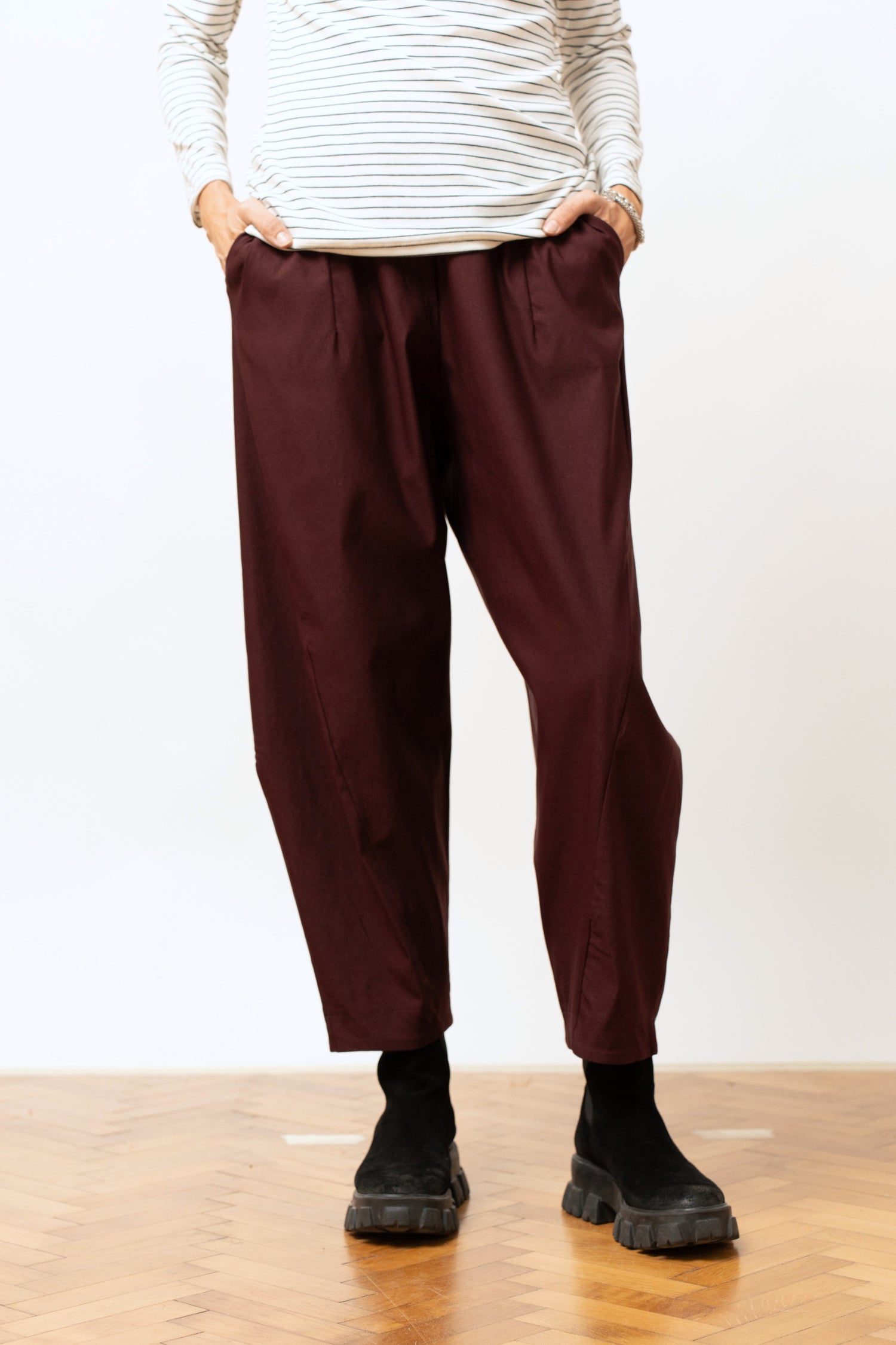 Pantaloni damă barrel vișinii, croială lejeră și talie elastică, model prezentați din față.