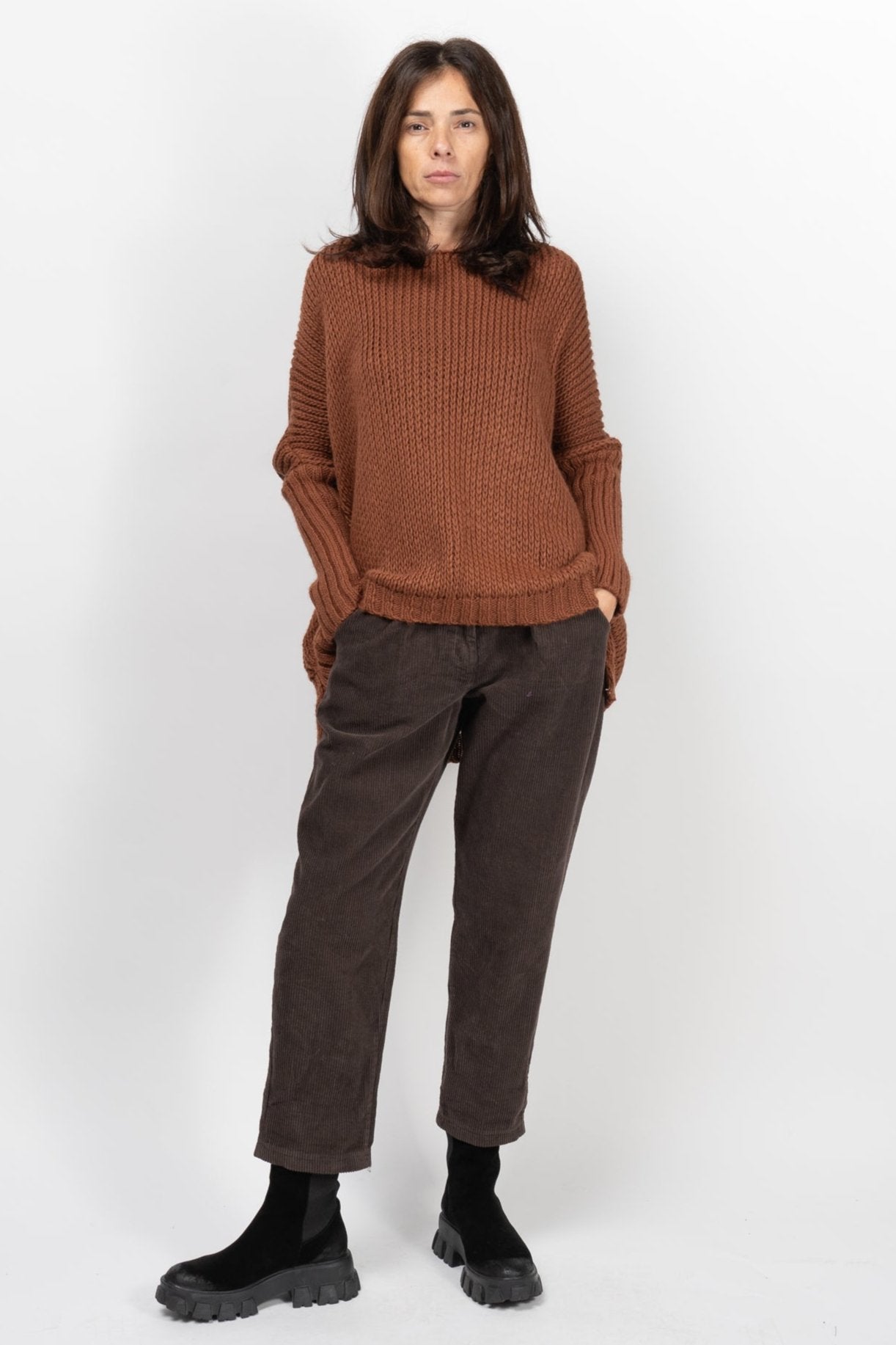 Pantaloni bufanți din reiat, 100% bumbac, purtați de model, croială tip barrel cu talie medie.