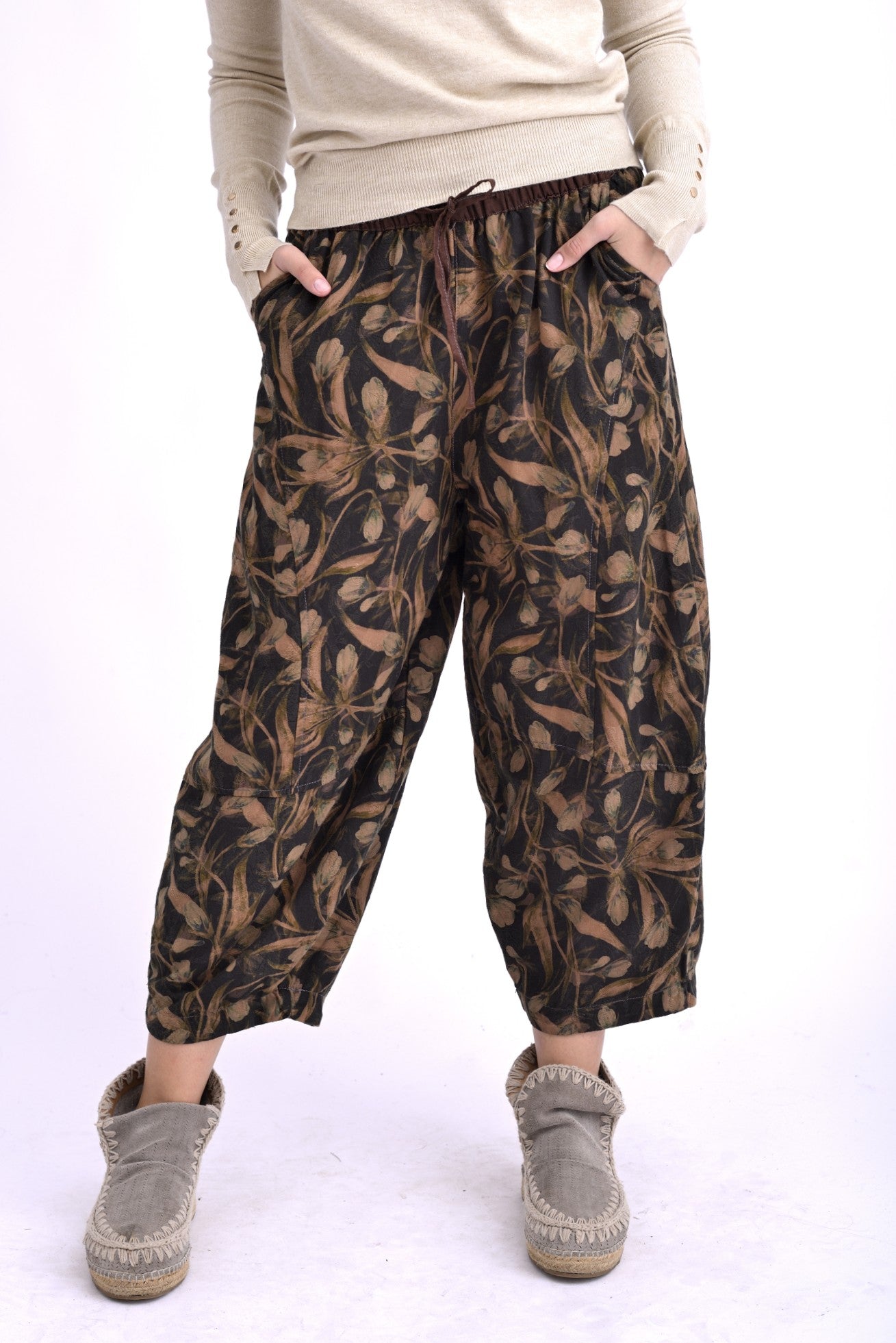 Vedere laterală a pantalonilor barrel din bumbac, evidențiind talia extensibilă și imprimeul floral elegant.