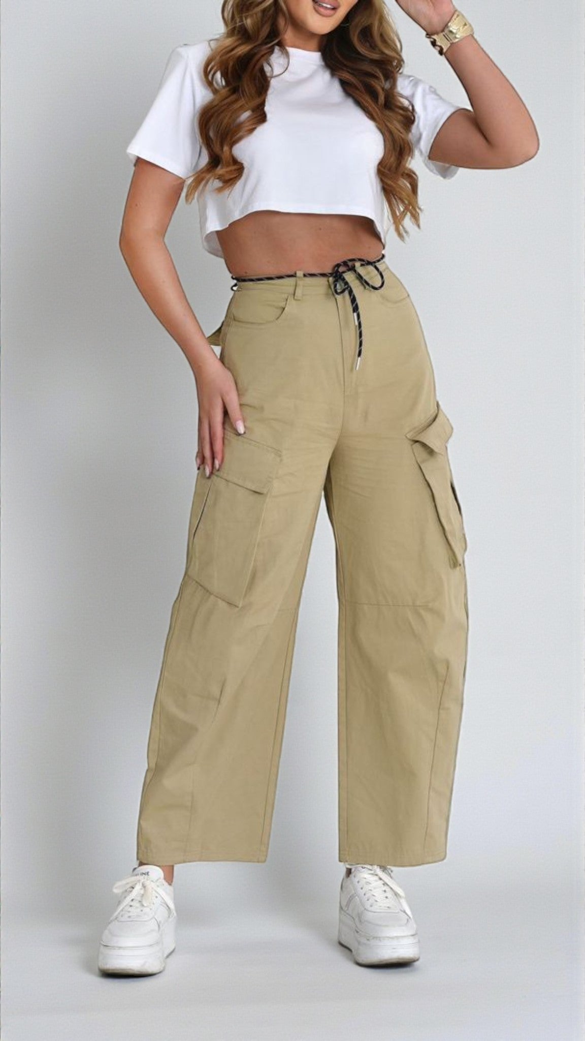 Pantaloni cargo bej cu talie înaltă, croială largă și buzunare aplicate, vedere din față