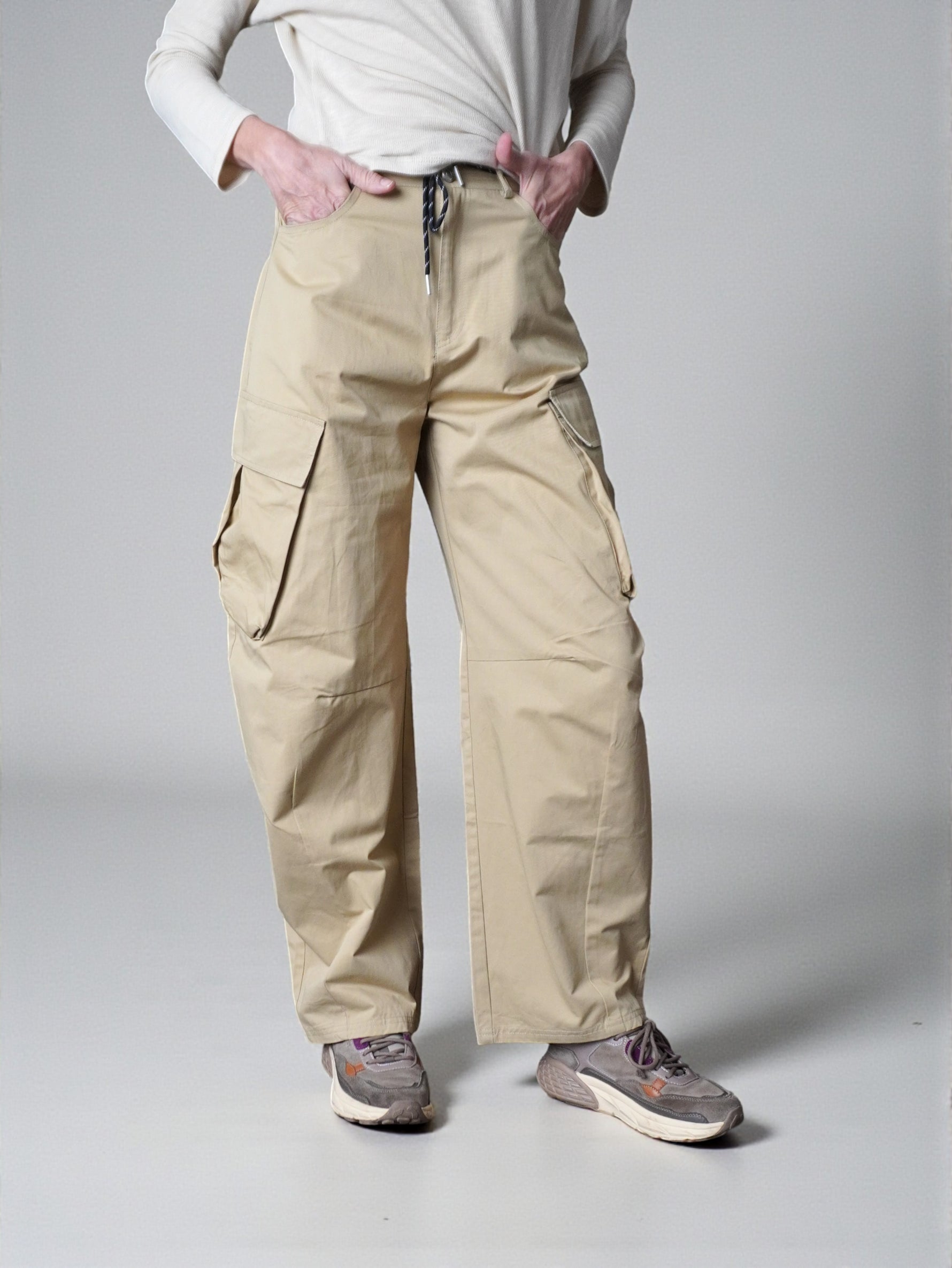 Pantaloni cargo bej cu talie înaltă, croială largă și buzunare aplicate, vedere din față