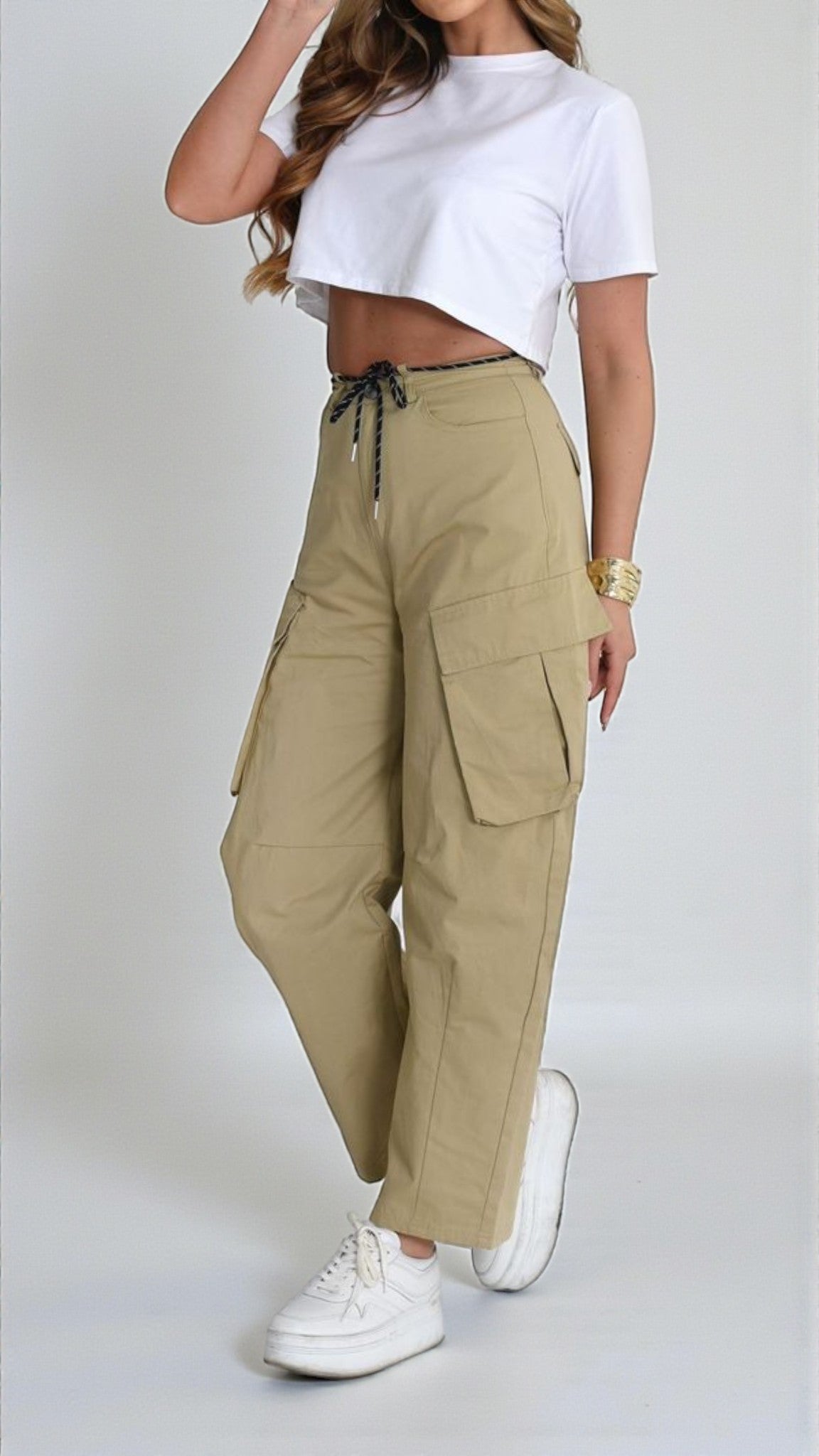 Pantaloni cargo bej cu talie înaltă și buzunare laterale spațioase, vedere din profil