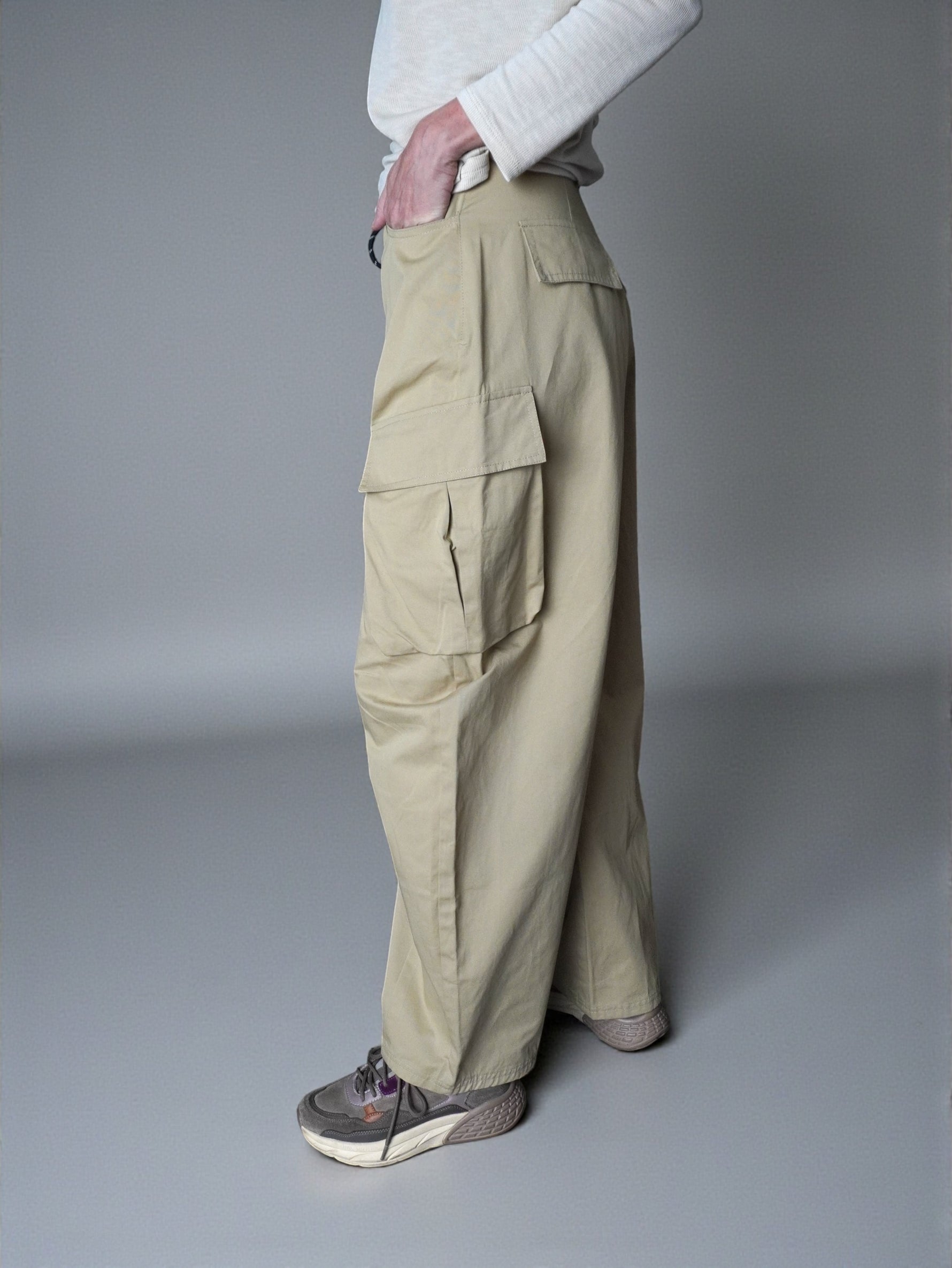 Pantaloni cargo bej cu talie înaltă, croială largă și buzunare aplicate, vedere din profil.