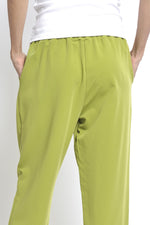 Vedere din spate a pantalonilor chino verzi cu talie elastică