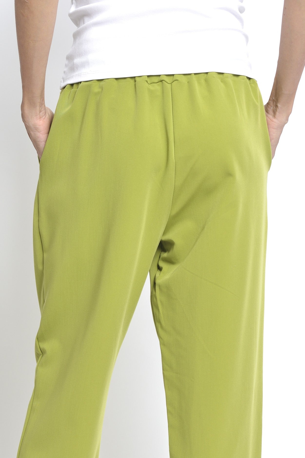 Vedere din spate a pantalonilor chino verzi cu talie elastică