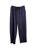 Pantaloni din compleu cu talie elastică și croială dreaptă, lungime până la gleznă.
