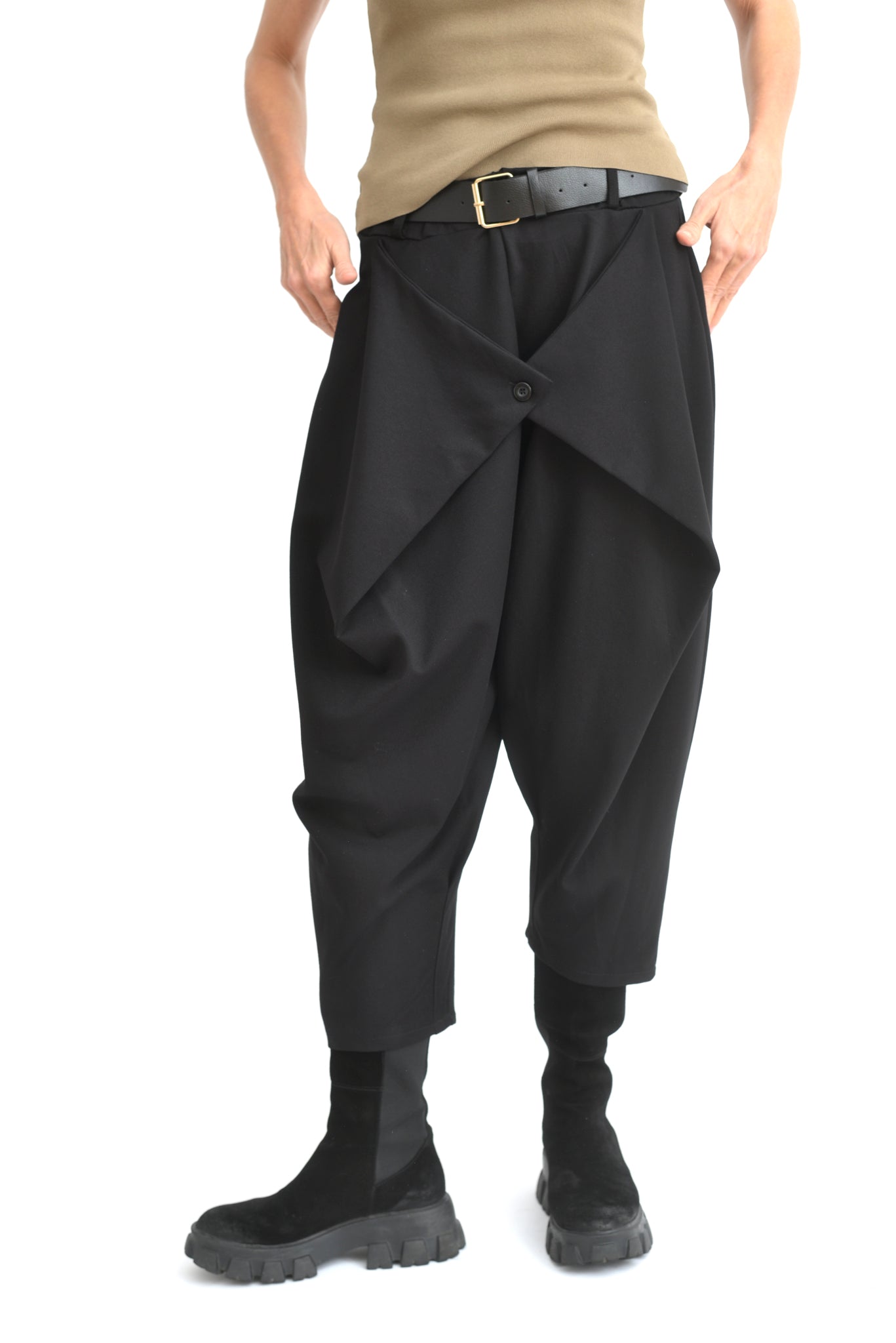 Detaliu talie elastică cu pliuri la pantaloni conici din jerse.