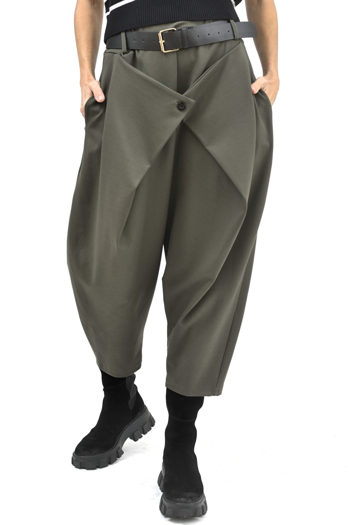 Pantaloni conici din jerse kaki, model casual cu pliuri în față și șnur decorativ.